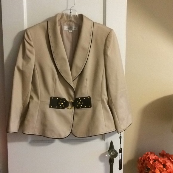 Tahari Cream blazer with leather buckle detail - Picture 2 of 8